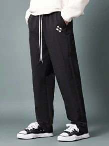 SUMWON Pantalón de nailon con ajuste recto y estampado gráfico