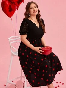SHEIN Clasi Große Größen Elegantes Kleid mit Herzprint, V-Ausschnitt, kurzen Ballonärmeln und geschweiftem Saum für Damen als Valentinstags Outfit