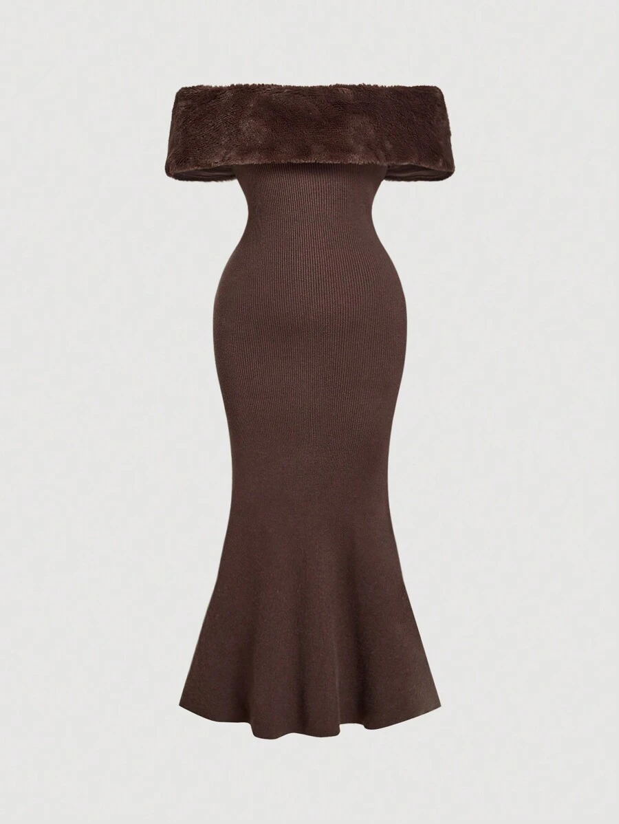 SHEIN MOD Vestido de suéter de talla grande con decoración de peluche y hombros descubiertos - Marrón - Ver 1