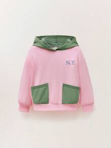 SHEIN Sudaderas casuales de punto con estampado de letras para niñas jóvenes, con capucha, bolsillo, hombros caídos y color contrastado en rosa, para otoño/invierno - Rosa - Ver 1