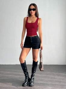 SHEIN PETITE Top camisero informal y versátil de color blanco con cuello en U profundo y espalda de tirantes