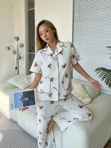SHEIN 少女少女简约可爱熊与字母印花 Polo 领短袖前口袋衬衫配直腿裤 2 件套睡衣套装，舒适居家度假休闲短袖印花睡衣套装 - 米色 - 查看 4