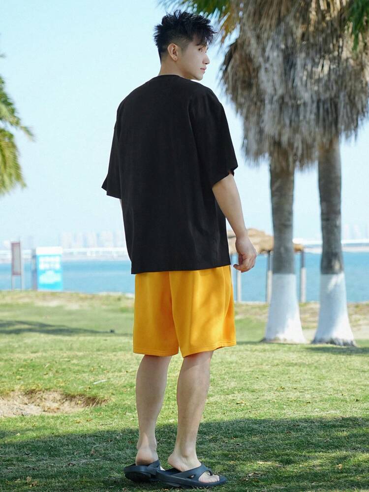 2pcs Men Street Fashion Short Sleeve T-Shirt & Shorts Set