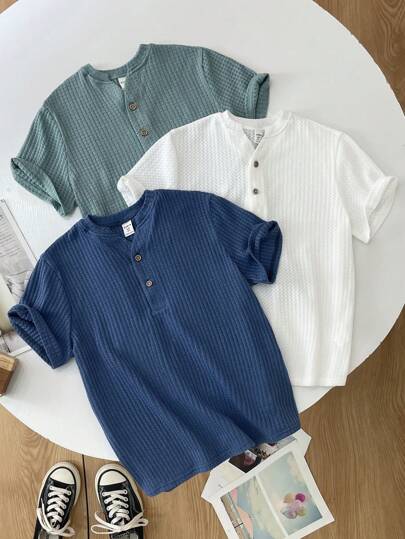 SHEIN Conjunto de 3 camisetas de manga corta con textura y botones en la mitad del bajo para niños preadolescentes, en azul, verde y blanco, aptas para vestir casual, deportes, viajes, escuela y uso diario en verano