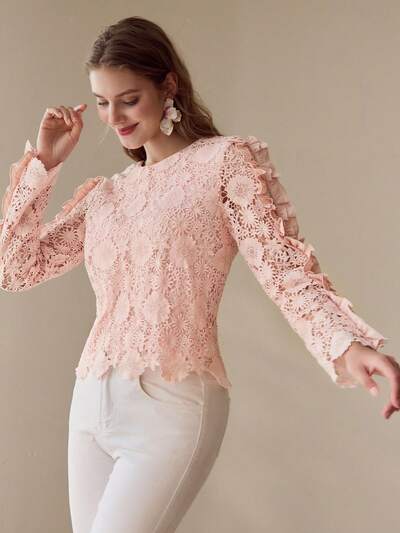 Blusa con volantes de encaje guipur