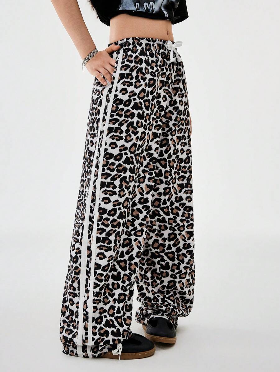 SHEIN Pantalones deportivos anchos con textura decorativa de banda de estampado de leopardo para niñas preadolescentes en primavera - Multicolor - Ver 1