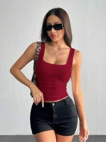 SHEIN PETITE Top camisero informal y versátil de color blanco con cuello en U profundo y espalda de tirantes
