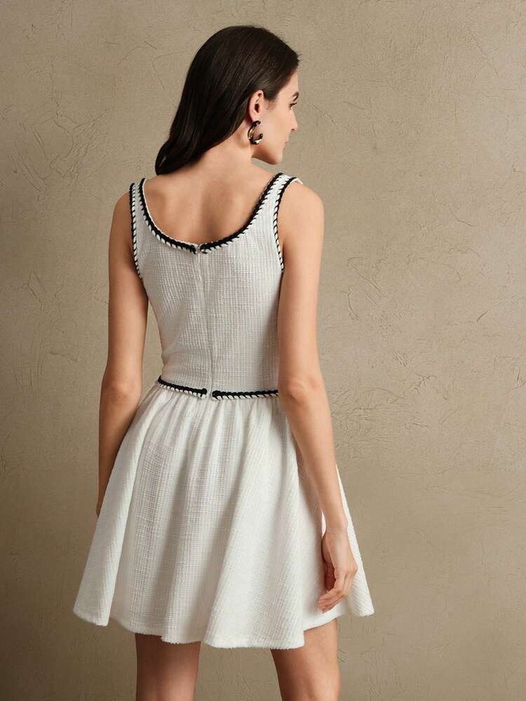 Robe blanche simple de style mode sur le chemin du travail pour les femmes, avec un style décoratif blanc contrastant sur un modèle casual ajusté en tricot noir, avec un parfum délicat