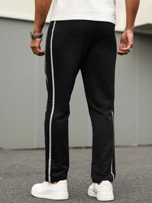Manfinity Homme Calça de Moletom Casual Reta, Solta, com Estampa de Letras, Cordão de Ajuste na Cintura e Bolso com Zíper para Homens - Preto - Visão 2