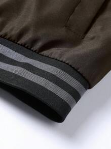 Manfinity Homme Jaqueta de Colégio Masculina com Zíper e Recorte Listrado, Caimento Folgado - Castanho - Visão 5