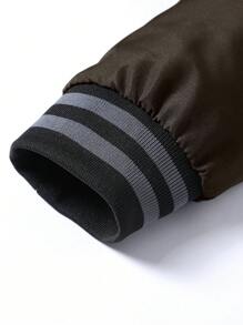 Manfinity Homme Jaqueta de Colégio Masculina com Zíper e Recorte Listrado, Caimento Folgado - Castanho - Visão 4