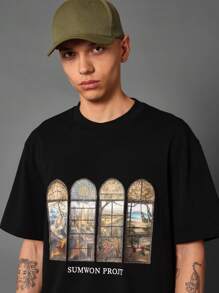 Camiseta gótica con diseño de ventana de catedral de la marca Sumwon Prot, estampado artístico medieval, moda urbana, camiseta gráfica inspirada en arquitectura religiosa - Negro - Ver 5