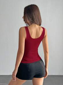 SHEIN PETITE Top camisero informal y versátil de color blanco con cuello en U profundo y espalda de tirantes