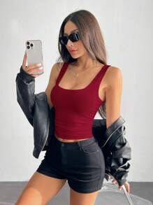 SHEIN PETITE Top camisero informal y versátil de color blanco con cuello en U profundo y espalda de tirantes