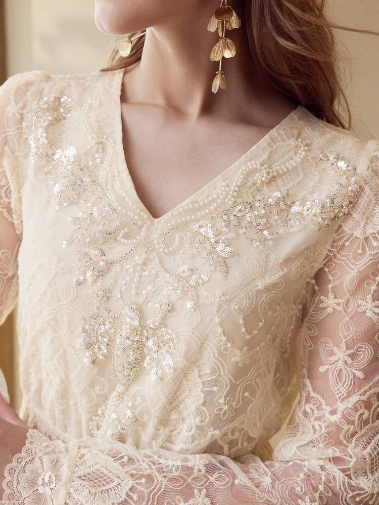 VESTIDO FLUIDO CON DETALLES DE ENCAJE DE CONTRASTE Y PERLAS FALSAS