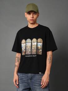 Camiseta gótica con diseño de ventana de catedral de la marca Sumwon Prot, estampado artístico medieval, moda urbana, camiseta gráfica inspirada en arquitectura religiosa - Negro - Ver 1