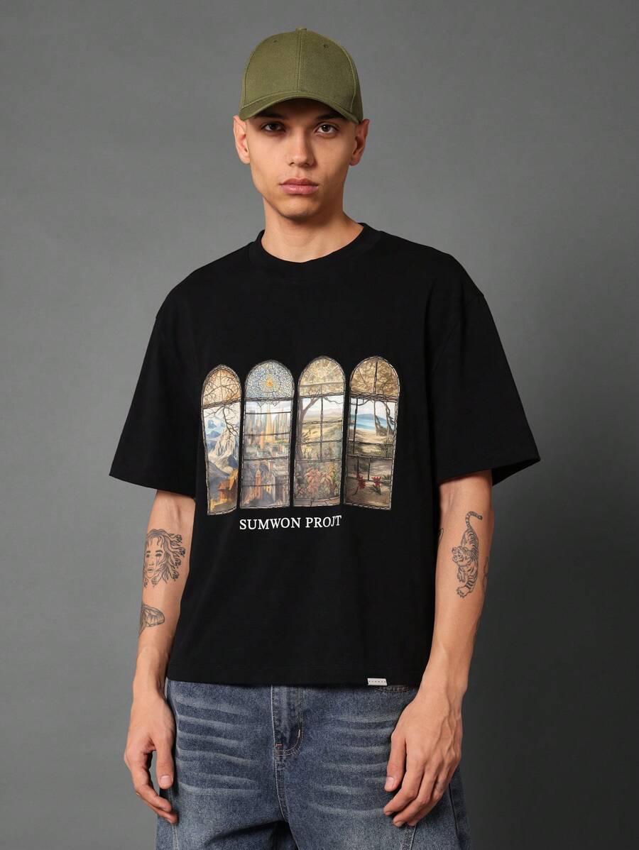 Camiseta gótica con diseño de ventana de catedral de la marca Sumwon Prot, estampado artístico medieval, moda urbana, camiseta gráfica inspirada en arquitectura religiosa - Negro - Ver 1