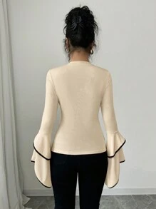 Chiquease 女式纯色喇叭袖修身 T 恤配黑色饰边，冬季