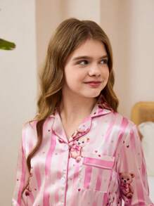 SHEIN Conjunto de pijama con pantalón largo y top de manga larga, de tela de jacquard con diseño minimalista de osito rojo de corazón, en color rosa, cómodo para el Día de San Valentín para niñas