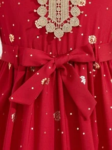 SHEIN 新款年轻女孩斋月斋月图腾印花金属束腰外衣 Abaya Kaftan Jalabiya 配金色饰边腰带，优雅连衣裙适合宴会、正式活动 - 酒紅色 - 查看 4