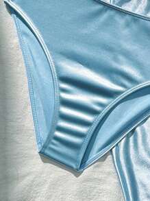 مجموعة بيكيني مكونة من 3 قطع منها ثوب السباحة بتنورة الذي بألوان صلبة للمراهقات، مجموعة السباحة الخفيفة الزرقاء الفاتحة بقطعتين للبنات