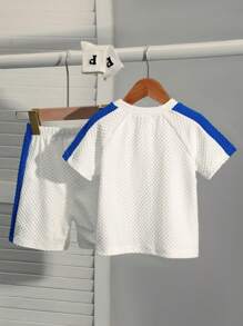 SHEIN 2 pièces Ensemble bébé garçon, nouveau t-shirt à manches courtes et short en tricot d'été à rayures à bulles minimaliste avec broderie lettres et couleurs contrastées, col rond, manches raglan. Combinaison de couleurs décontracté, broderie de lettre unique, tout-aller polyvalent, convient pour l'été, motif délicat, assortiment d'été, vêtements de sport, vacances, vêtements de jeu, tenue scolaire, tout-petit, unisexe, été - Blanc - Voir 2
