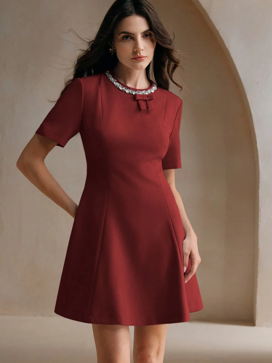 Anewsta Elegantes Kleid mit rundem Ausschnitt und Schleifenakzent mit Strass - Bordeaux - Übersicht 1