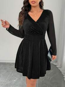 SHEIN Frenchy 大码 V 领 A 字形绿色连衣裙，时尚简约，适合圣诞节、派对、活动 - 黑色 - 查看 5