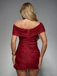 MISSGUIDED Vestido de fiesta mini con escote Bardot y drapeado de satén para eventos, bodas, fiestas y celebraciones - Rojo - Ver 2