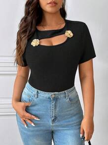 SHEIN Frenchy 大码女式金属玫瑰镂空装饰黑色短袖 T 恤，时尚百搭休闲日常穿着