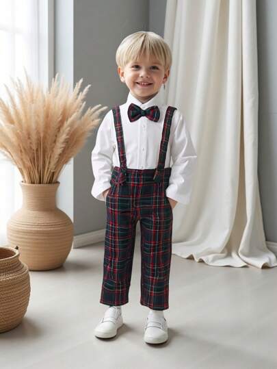 SHEIN 2 件套小男孩绅士圣诞服装套装，经典圣诞红绿条纹格子，包括带领结的梭织衬衫和宽松梭织裤