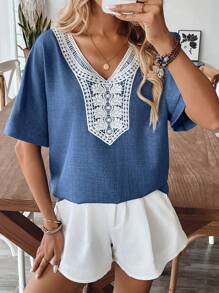 EMERY ROSE 女士春夏假期休闲 V 领撞色花卉钩针蕾丝拼布短袖亚麻衬衫