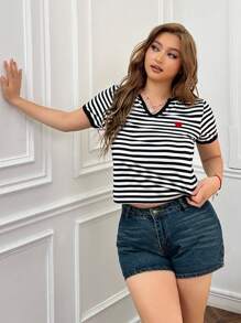 SHEIN EZwear 女士加大码、情人节、缺口 V 领短袖心形刺绣休闲上衣、日常穿着、大学生、春夏 - 黑與白 - 查看 4