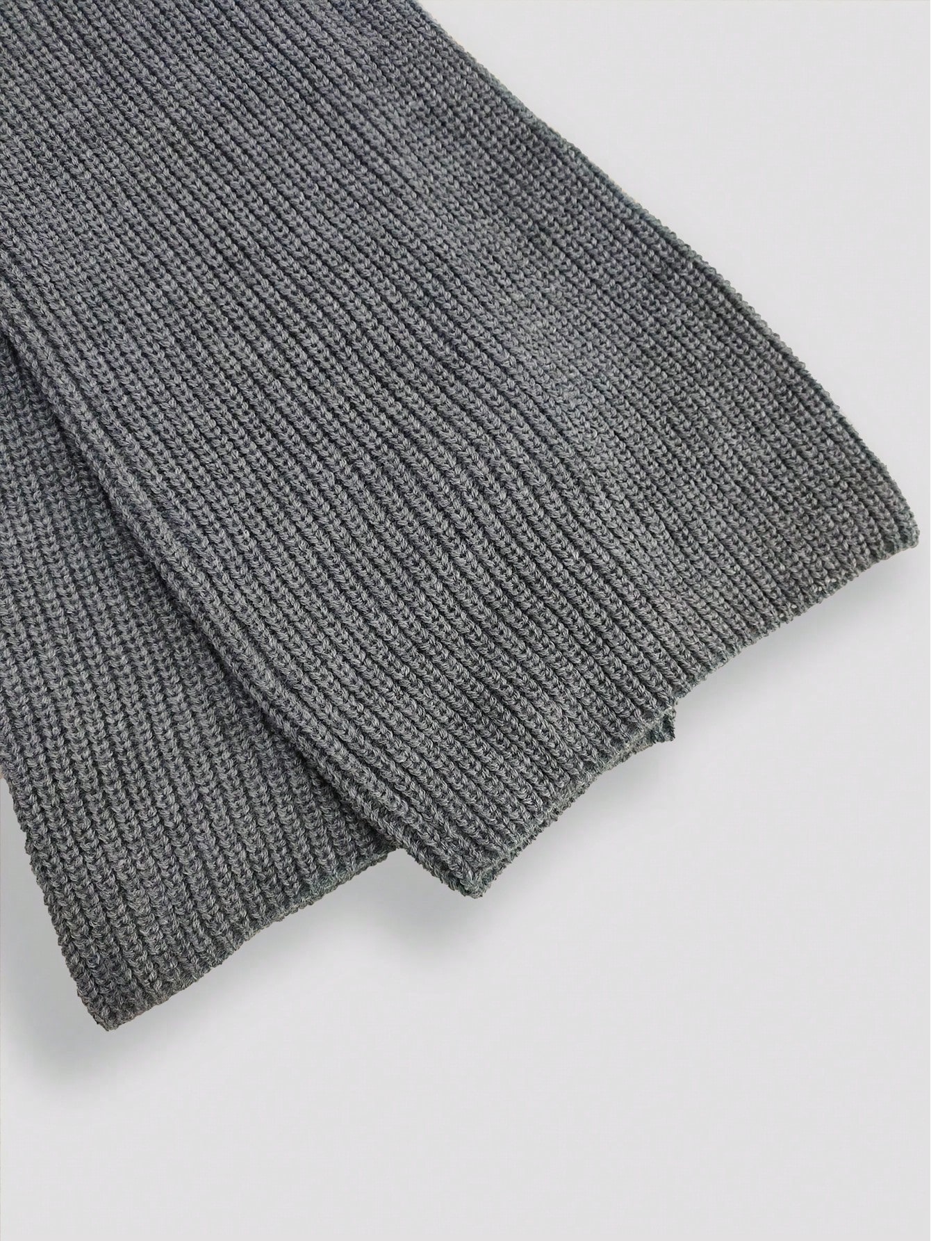 طقم كنزة صوفية واسعة بياقة رقبة صغيرة وبنطال قطعتي...