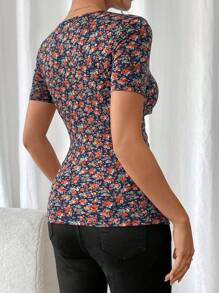 SHEIN Frenchy Camiseta casual de mujer con cuello en V, manga corta y estampado all-over