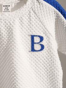 SHEIN 2 pièces Ensemble bébé garçon, nouveau t-shirt à manches courtes et short en tricot d'été à rayures à bulles minimaliste avec broderie lettres et couleurs contrastées, col rond, manches raglan. Combinaison de couleurs décontracté, broderie de lettre unique, tout-aller polyvalent, convient pour l'été, motif délicat, assortiment d'été, vêtements de sport, vacances, vêtements de jeu, tenue scolaire, tout-petit, unisexe, été - Blanc - Voir 6