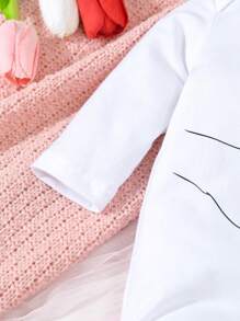 SHEIN Newborn Letter Print White Base Minimalist Fashion Long Sleeve Footed Pajamas Set