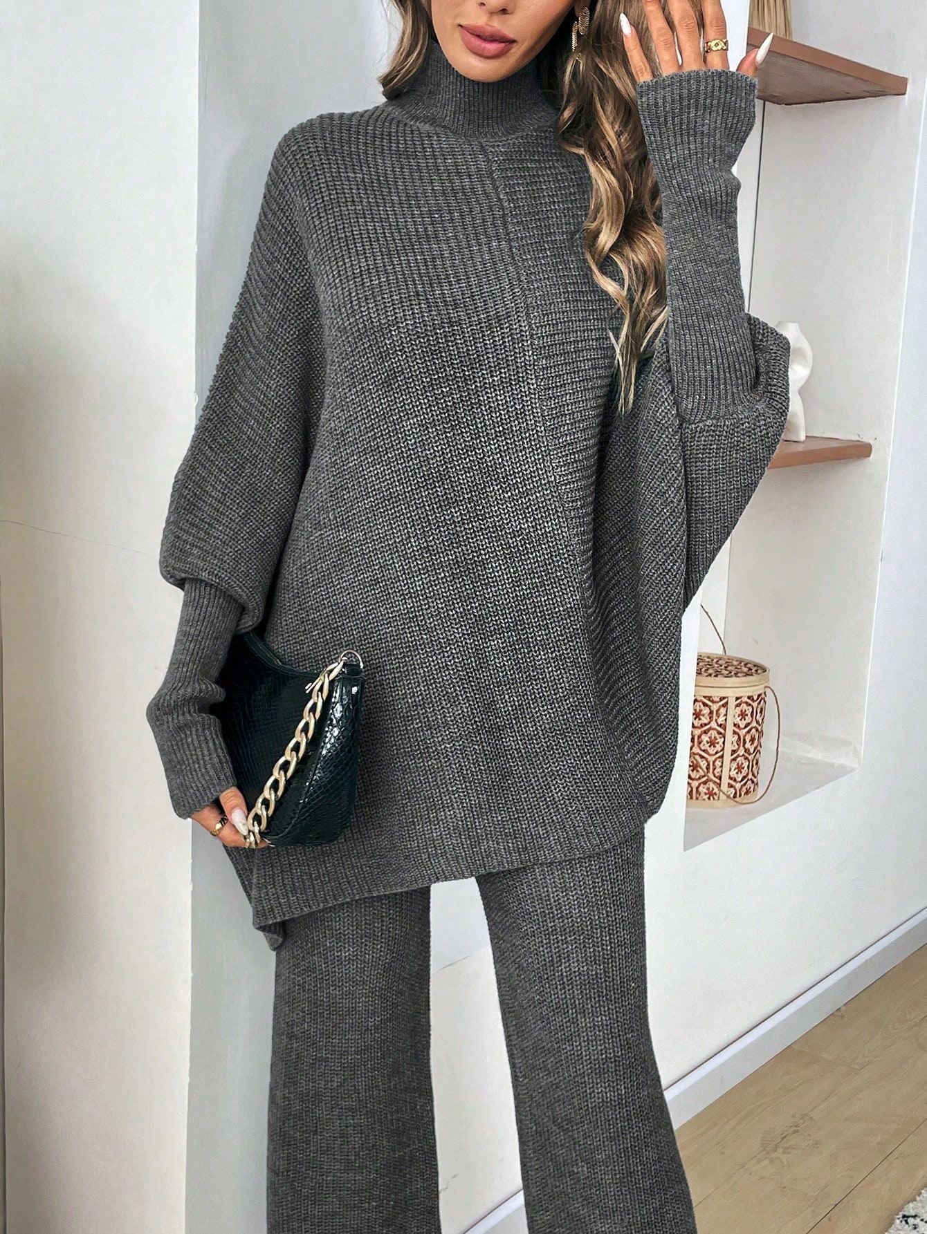 طقم كنزة صوفية واسعة بياقة رقبة صغيرة وبنطال قطعتي...