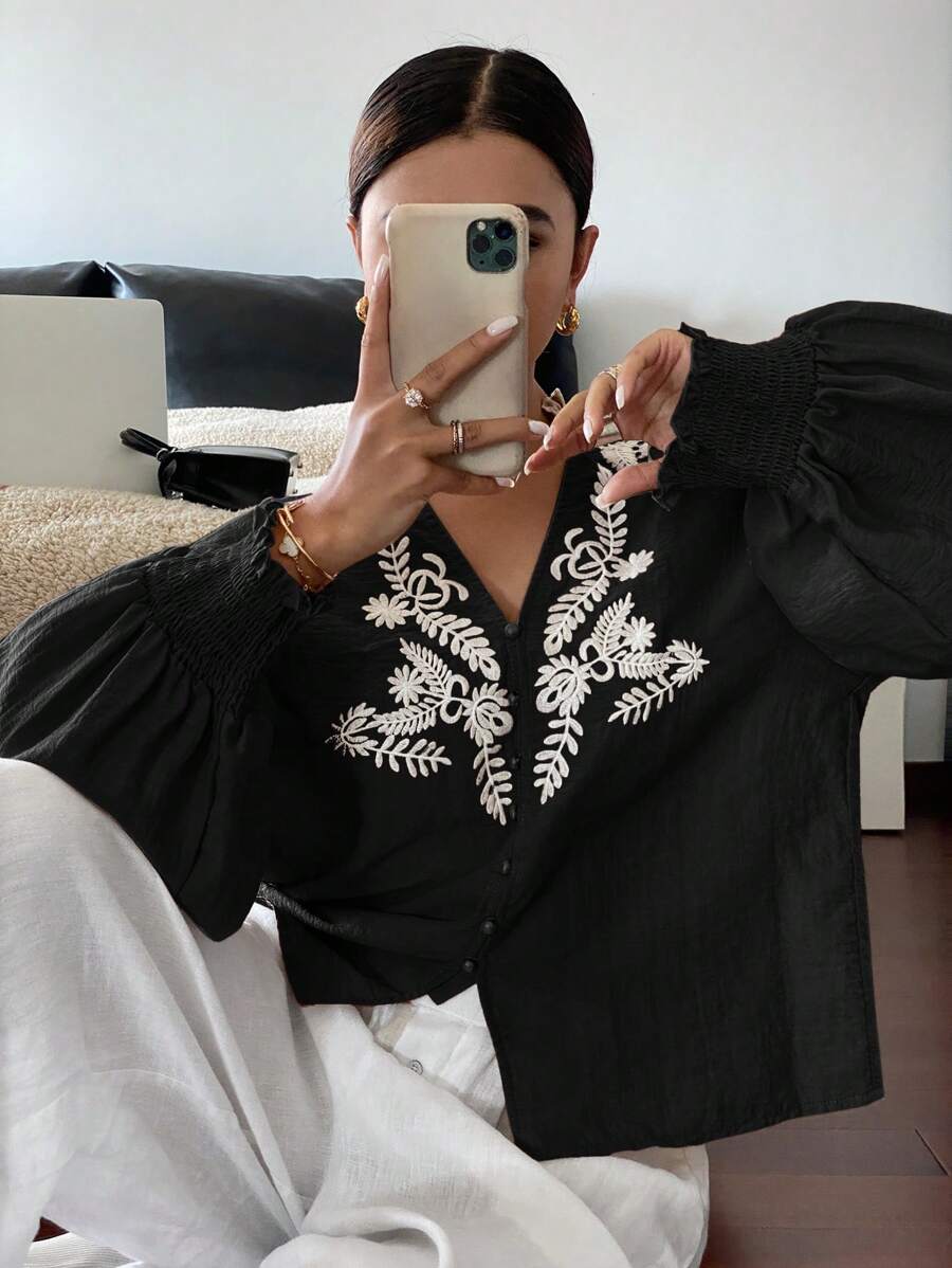 Serisse 女款度假休閒白色襯衫,刺繡裝飾冬季花卉黑色,春季度假村適用 - 黑色 - 查看 1