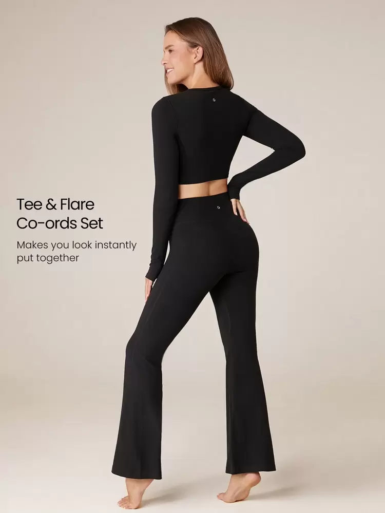 31インチ FeatherFit™ アクティブウェア 長袖Tシャツ&フレアレギンス 2点セット、サムホール付き、低インパクトヨガ、デイリー着用、取り外し可能なカップ付き