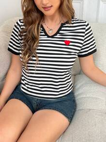 SHEIN EZwear 女士加大码、情人节、缺口 V 领短袖心形刺绣休闲上衣、日常穿着、大学生、春夏 - 黑與白 - 查看 1