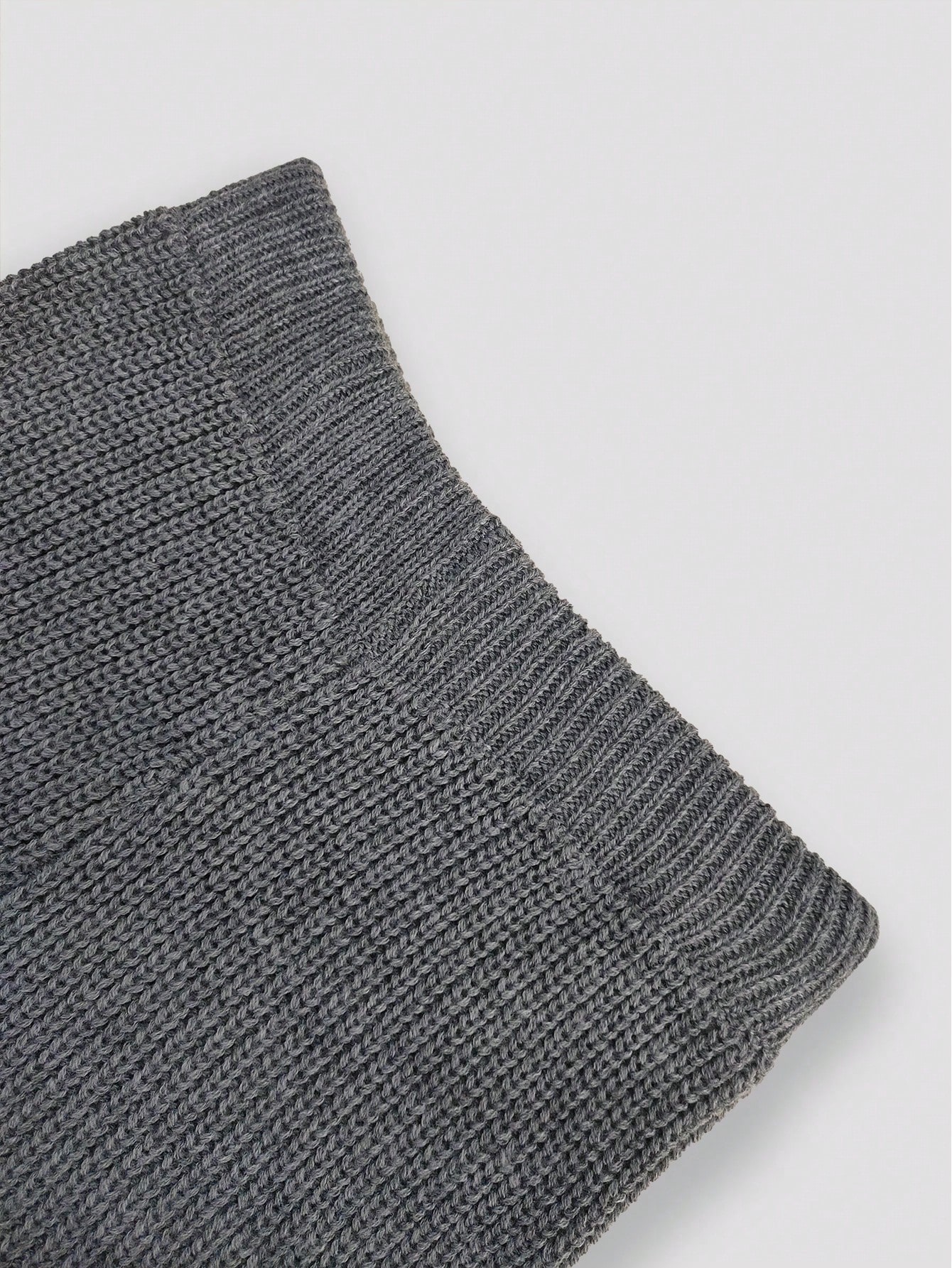 طقم كنزة صوفية واسعة بياقة رقبة صغيرة وبنطال قطعتي...