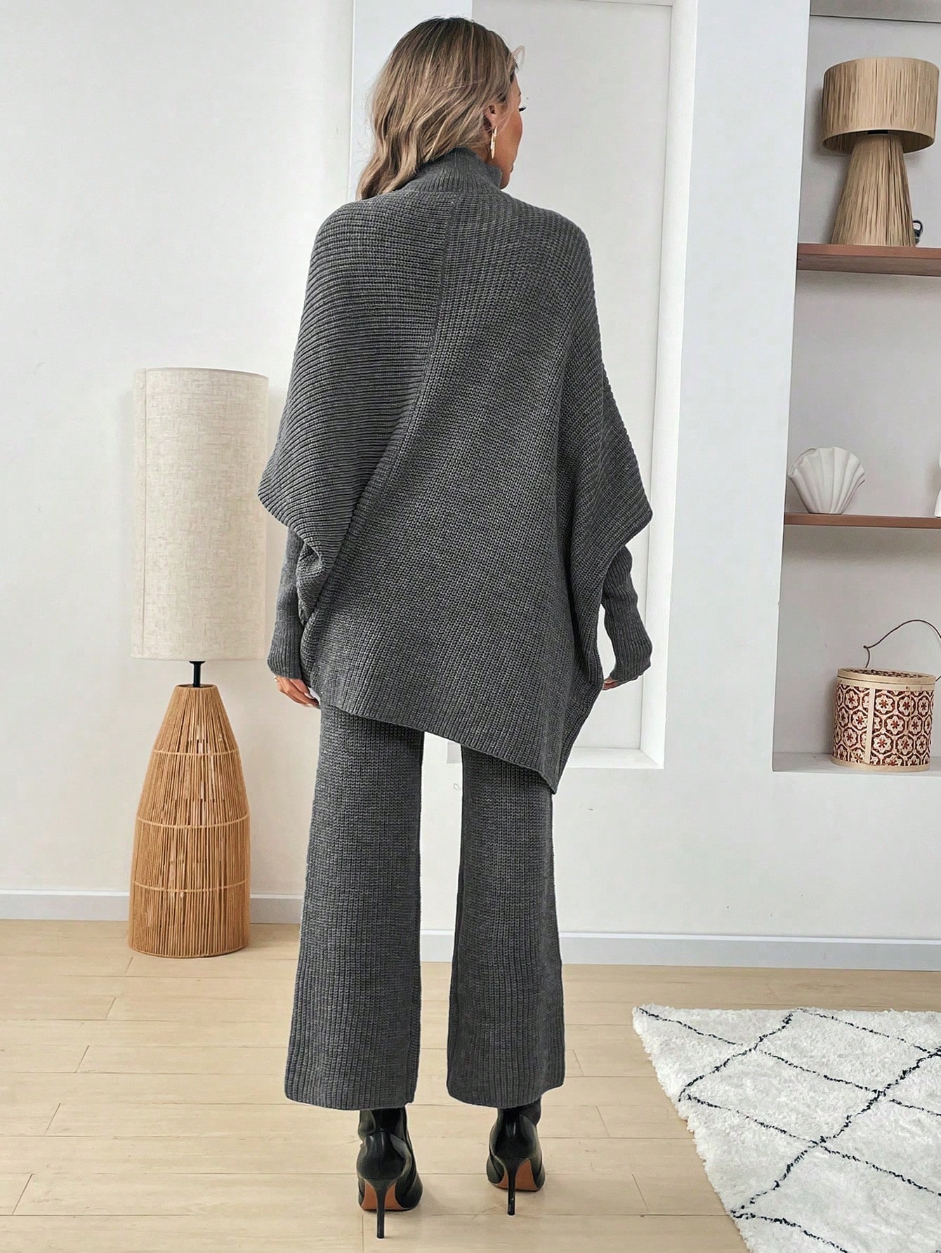 طقم كنزة صوفية واسعة بياقة رقبة صغيرة وبنطال قطعتي...