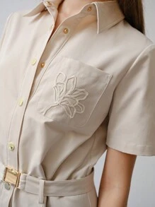 MOTF STUDIO VESTIDO ABOTONADO CON BORDADO FLORAL - Caqui - Ver 6