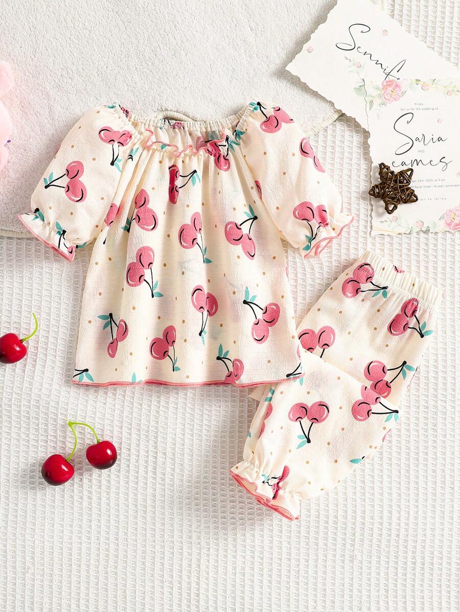 SHEIN 女婴 2 件套睡衣套装，白色背景，甜樱桃印花，飘袖上衣和长裤，舒适家居服
