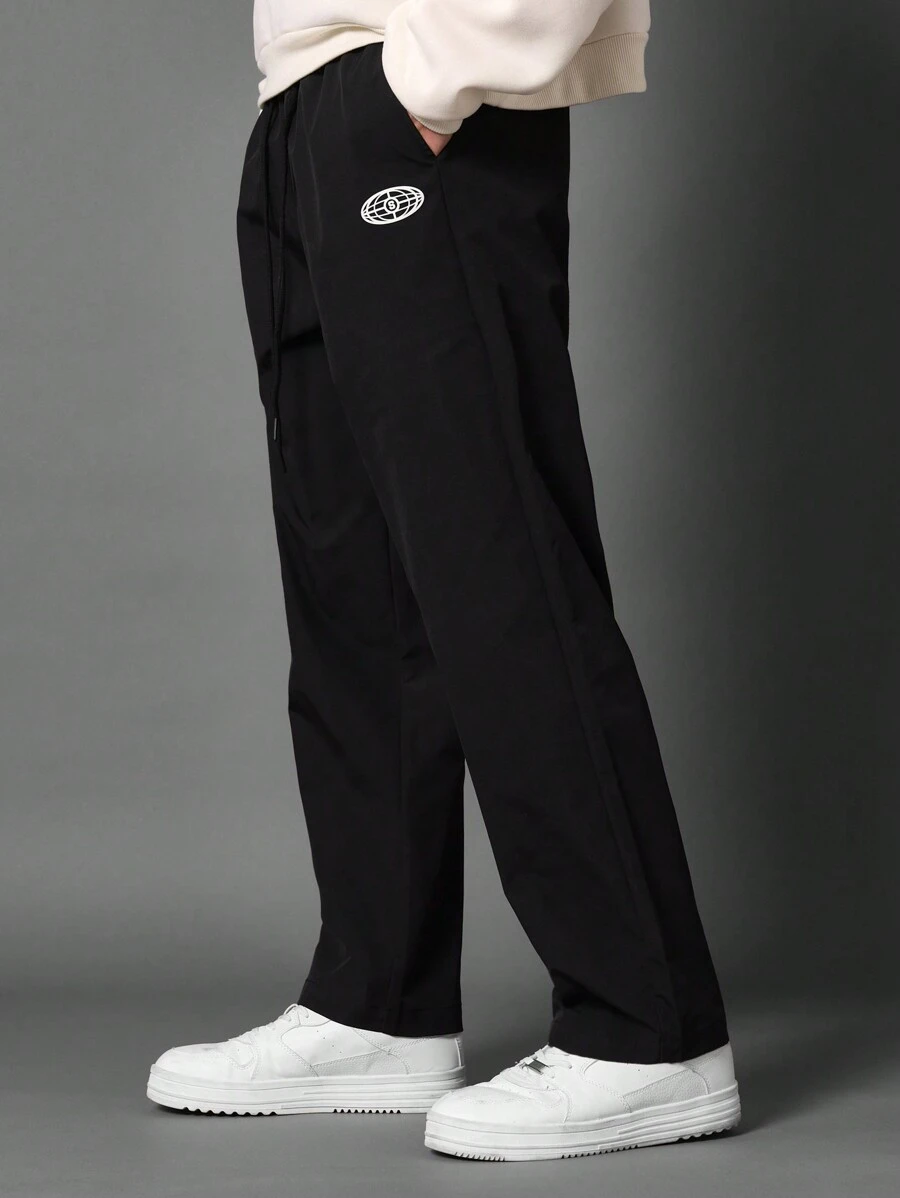 SUMWON 低裆尼龙运动裤，运动休闲慢跑裤，带地球标志，街头潮流，高性能下装，运动都市风格，休闲训练 - 黑色 - 查看 1