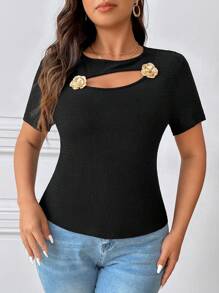 SHEIN Frenchy 大码女式金属玫瑰镂空装饰黑色短袖 T 恤，时尚百搭休闲日常穿着