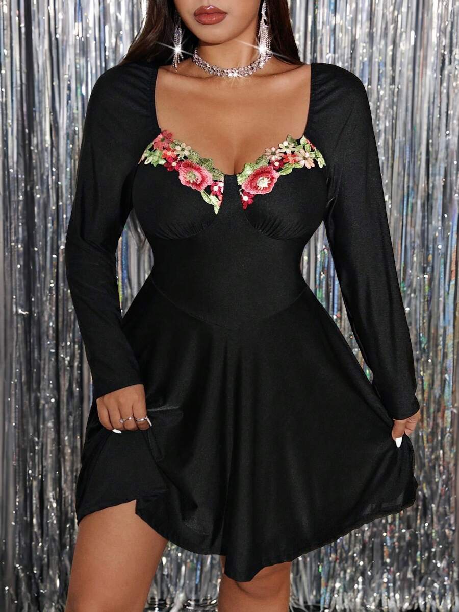 Allurite 大码心形领长袖花卉刺绣休闲短款连衣裙 - 黑色 - 查看 1