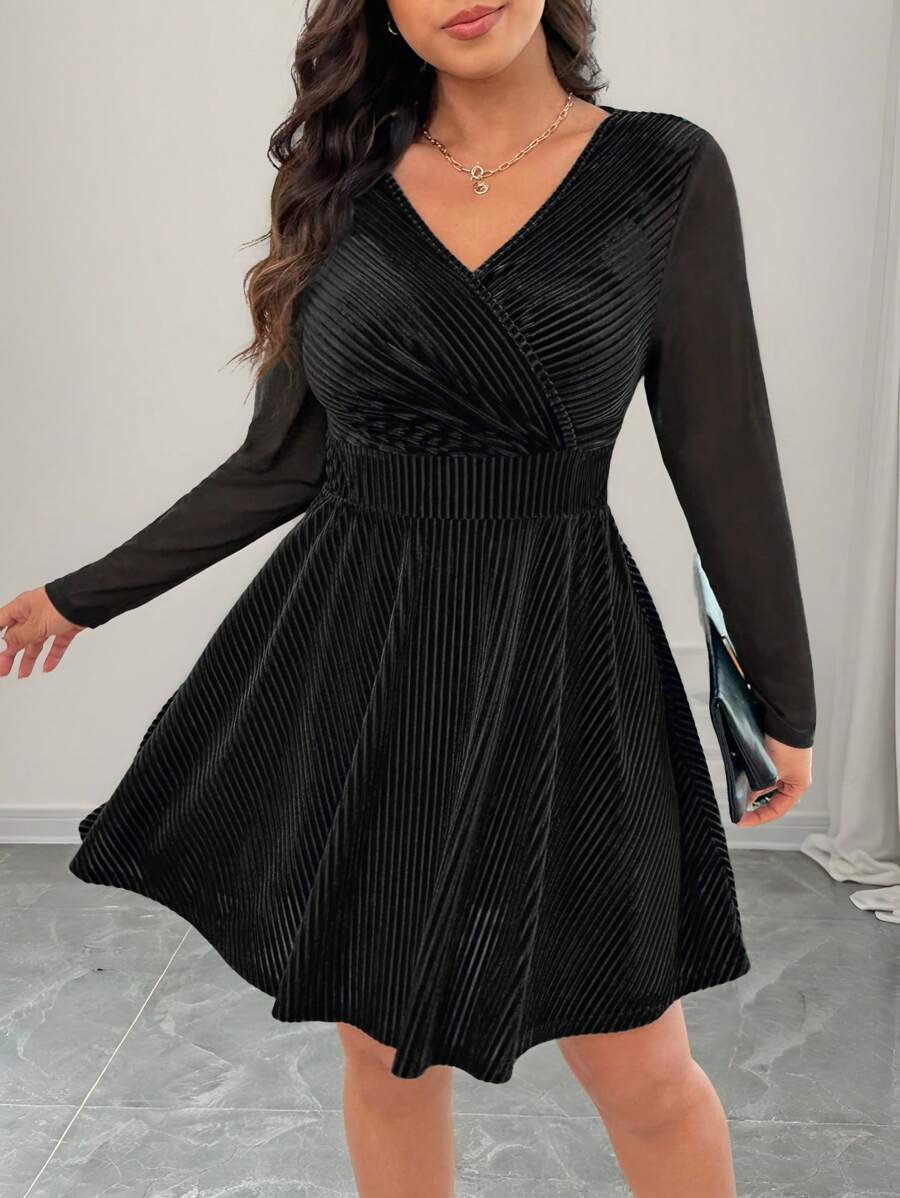 SHEIN Frenchy 大码 V 领 A 字形绿色连衣裙，时尚简约，适合圣诞节、派对、活动 - 黑色 - 查看 1