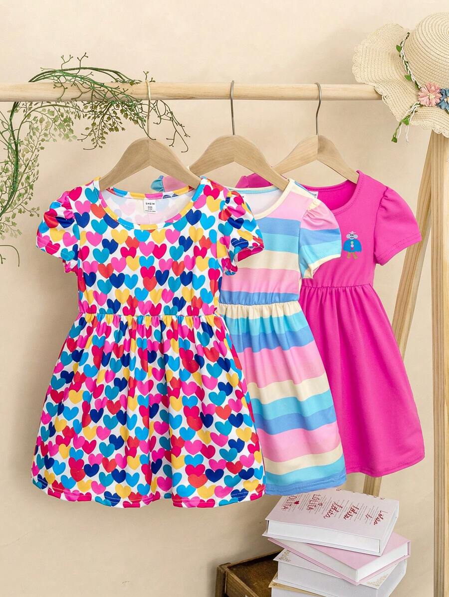 SHEIN Set de 3 vestidos informales para bebé niña con estampado de corazones y rayas de colores, con gorro a juego - Multicolor - Ver 1